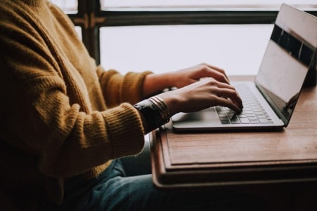 a person building backlinks